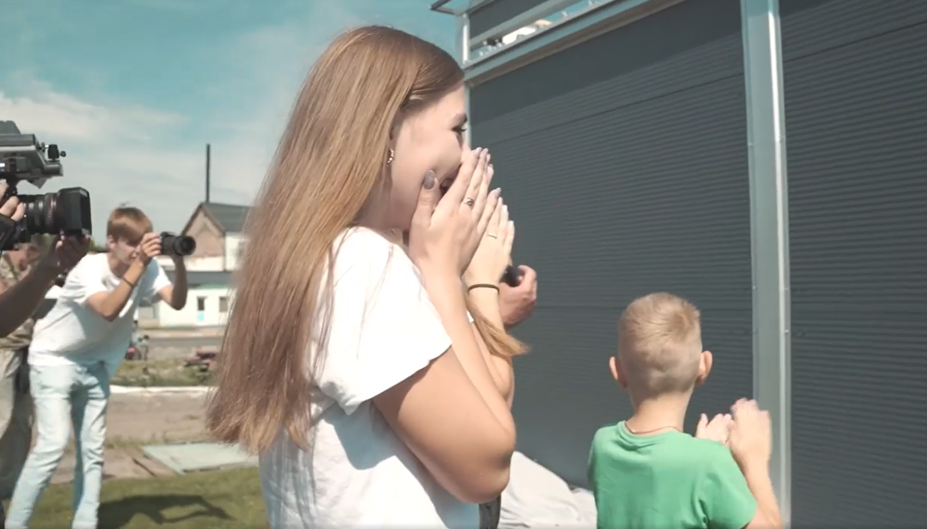 В США школьники собрали деньги на модульные дома для украинцев, и приехали в Макаров для установки