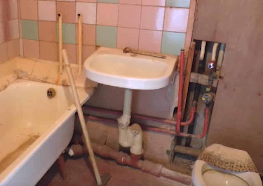 Вдова украинского героя получила от властей квартиру, непригодную для жизни (видео)