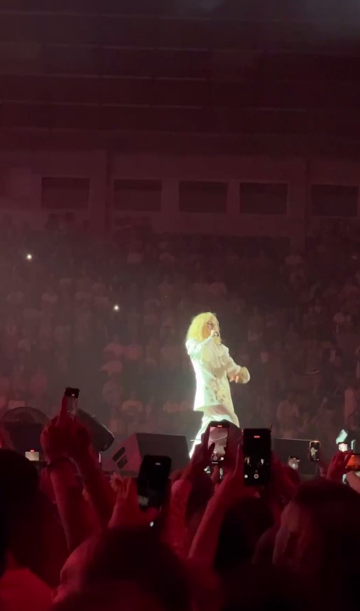 Без очков и маски. На втором сольном концерте Klavdia Petrivna полностью показала лицо