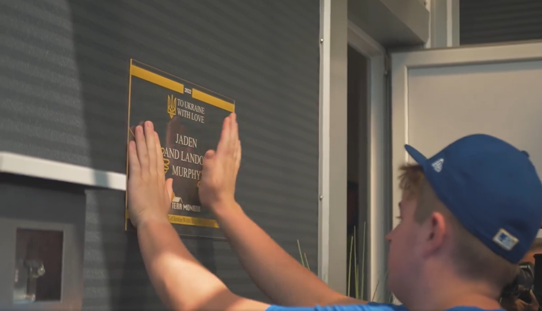 В США школьники собрали деньги на модульные дома для украинцев, и приехали в Макаров для установки