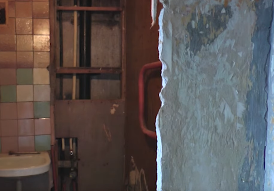 Вдова украинского героя получила от властей квартиру, непригодную для жизни (видео)