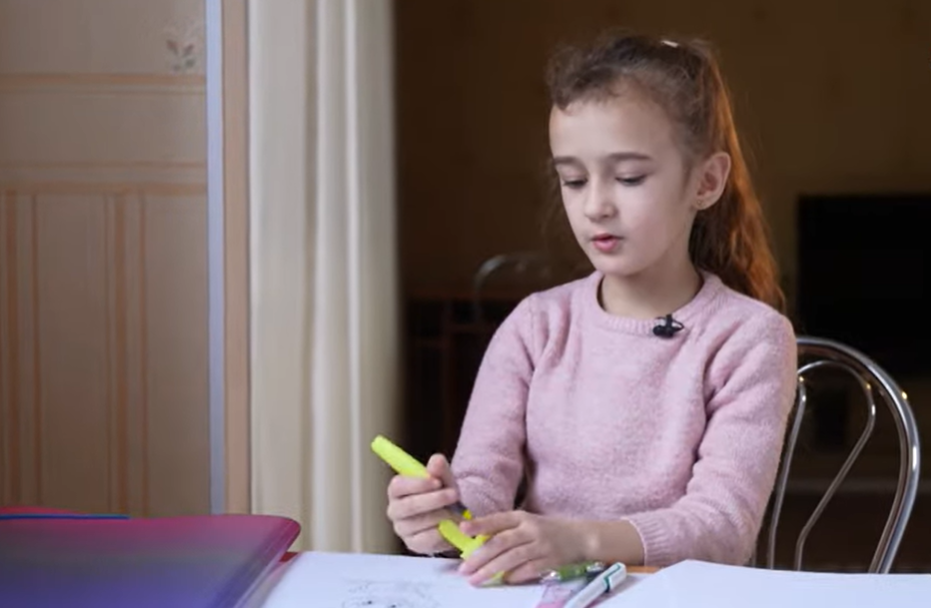 7-річна українка купила для воїнів ЗСУ 4 авто, дрони і Starlink, роблячи віночки (відео і фото)