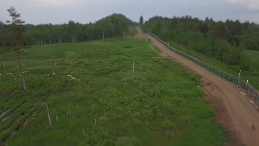 Эстония досрочно построила первый укрепленный участок границы с РФ: как он выглядит