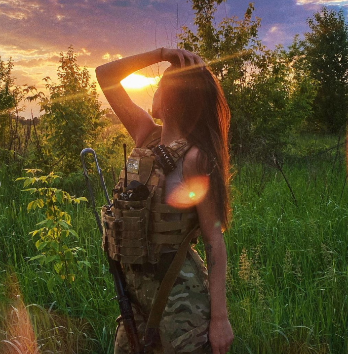 Молода захисниця рятує життя на фронті і підкорює красою мережу: фото "української Лари Крофт"