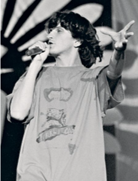 Згадуємо Кузьму: 20 старих фотографій культового музиканта зі сім'єю, друзями й гуртом