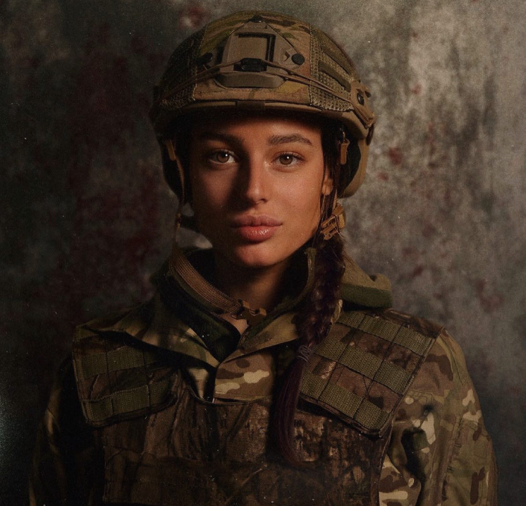 Молода захисниця рятує життя на фронті і підкорює красою мережу: фото "української Лари Крофт"