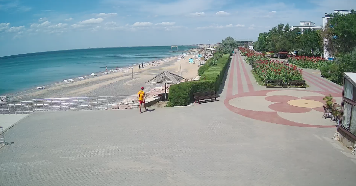 Пляжи пустые, но водку продают: как выглядит Новофедоровка прямо сейчас
