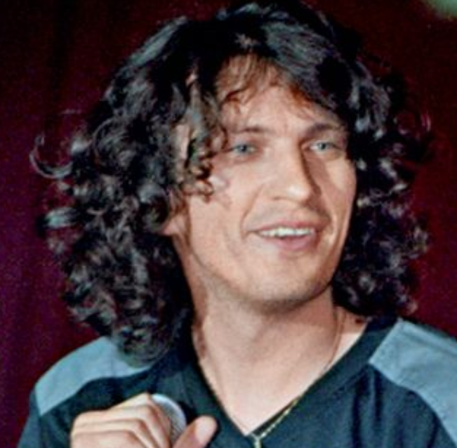 Згадуємо Кузьму: 20 старих фотографій культового музиканта зі сім'єю, друзями й гуртом