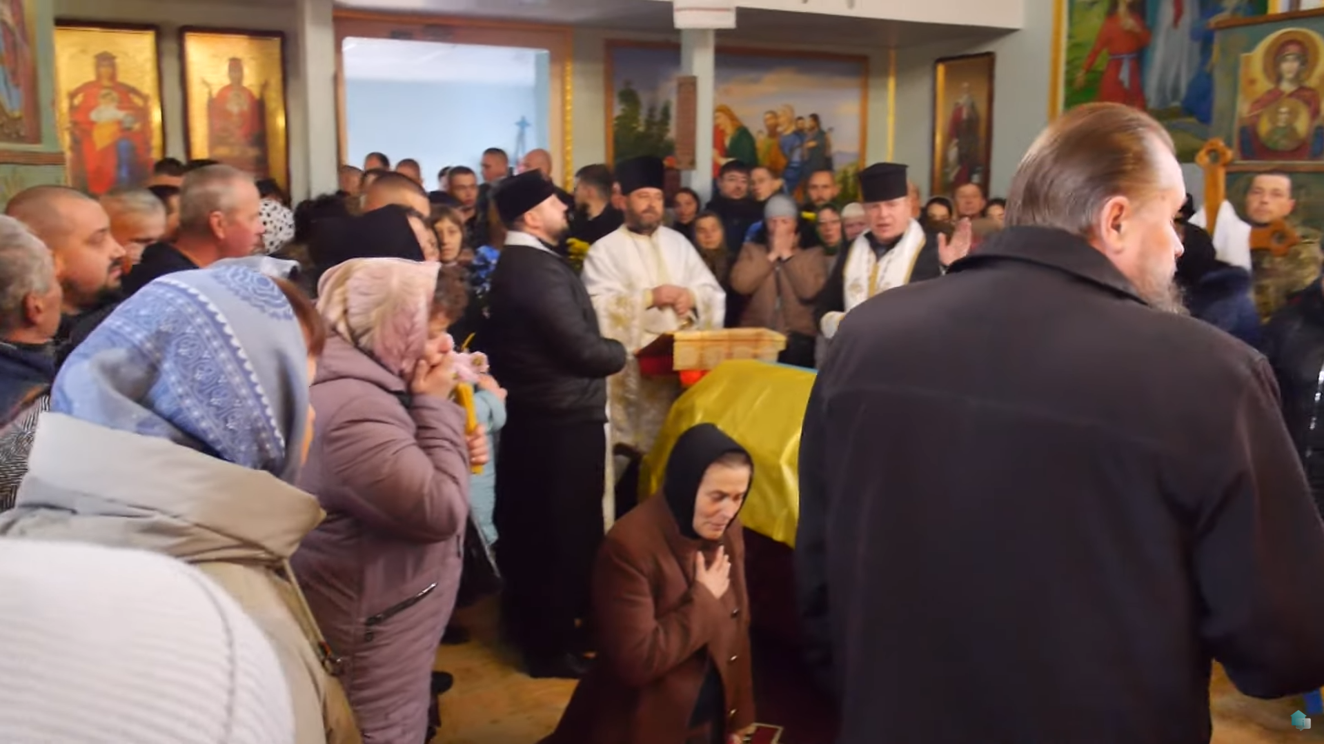 Мати благала на колінах: священник УПЦ МП не дав відспівати загиблого бійця ЗСУ (відео)