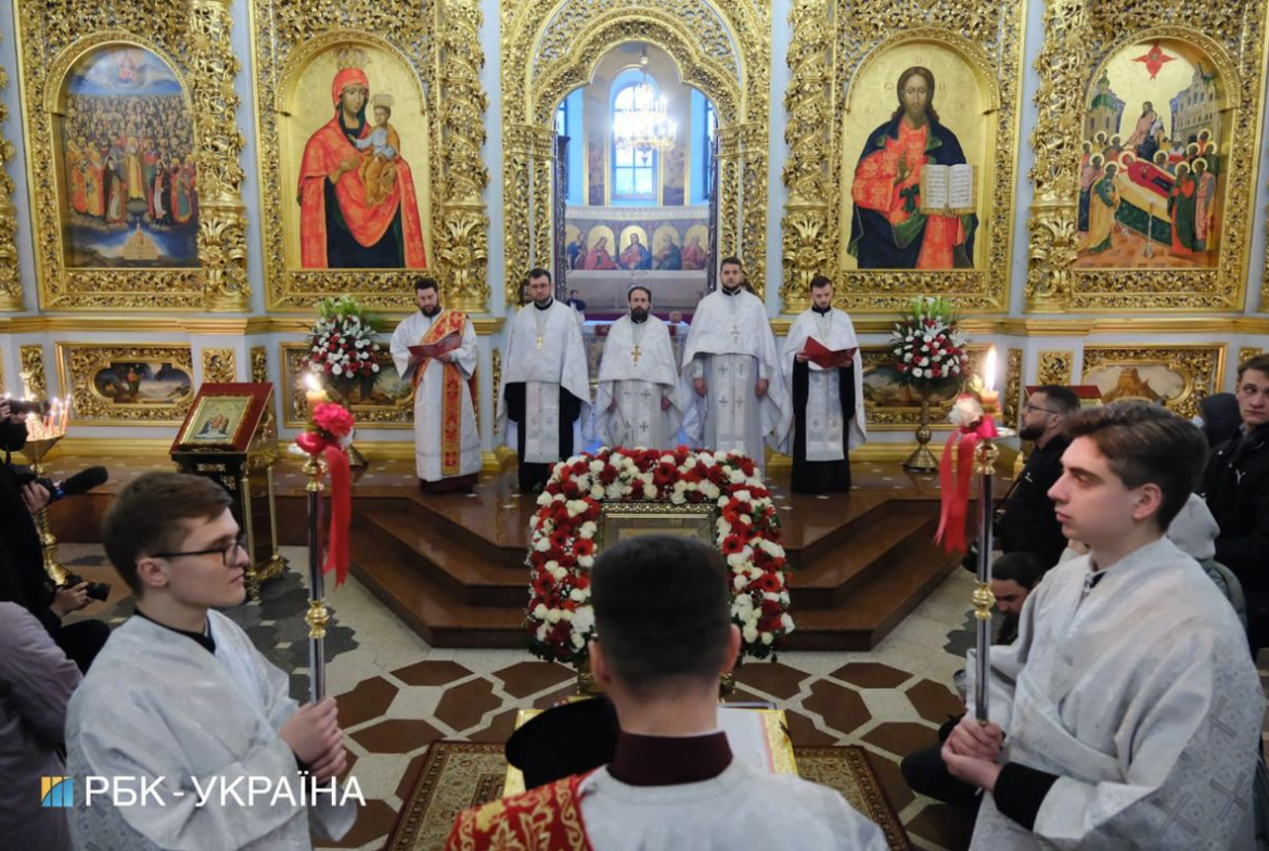 Як у Київській лаврі ПЦУ та УПЦ МП провели Великодні служби (відео і фото)