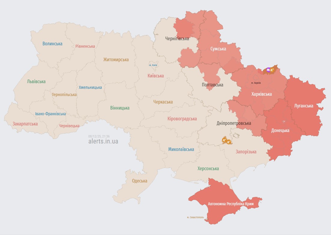 Росіяни масовано атакують Суми: у місті лунають вибухи