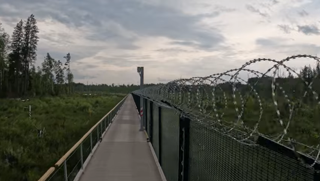 Эстония досрочно построила первый укрепленный участок границы с РФ: как он выглядит