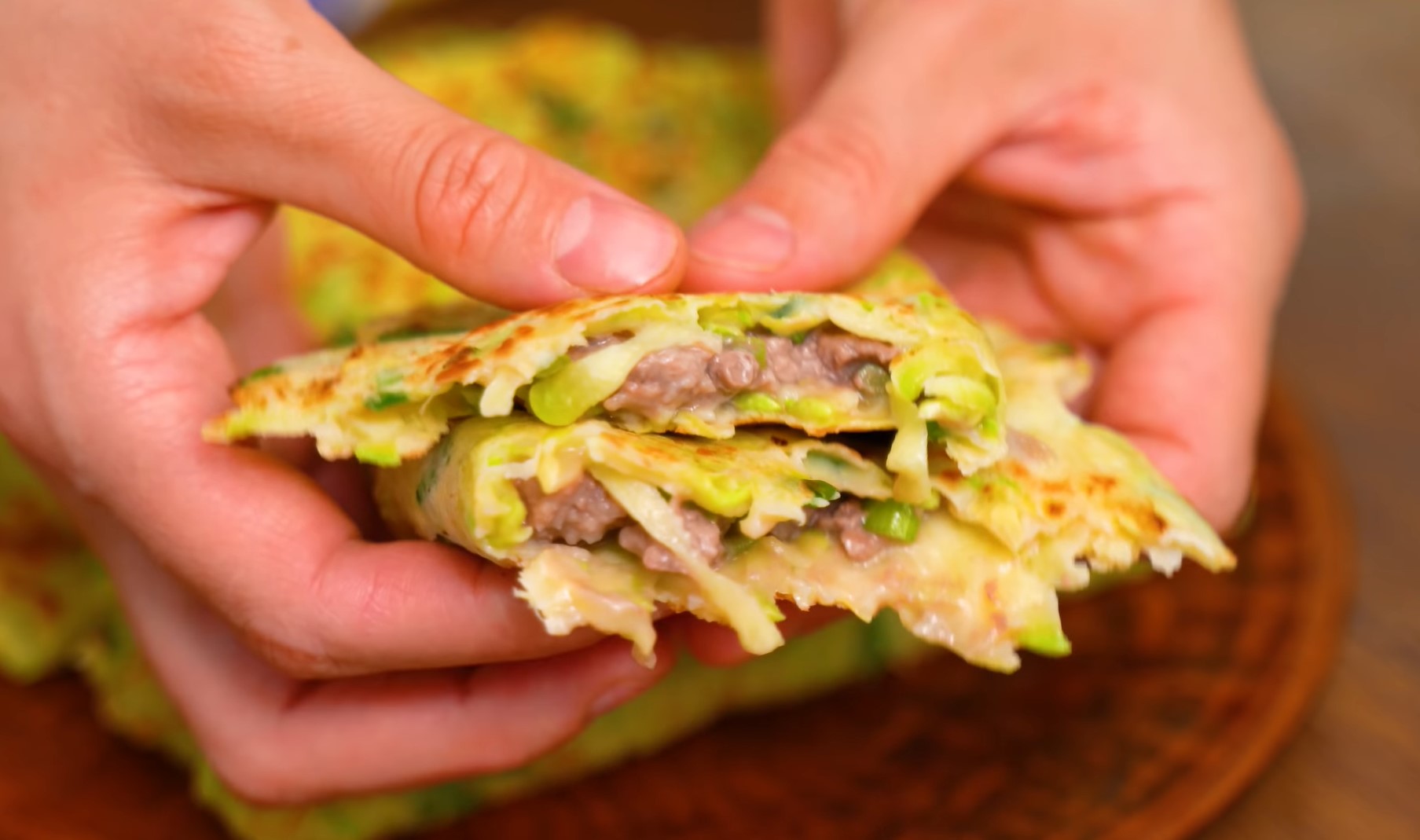 Соковиті чебуреки з кабачків: спробуєте раз і будете готувати постійно