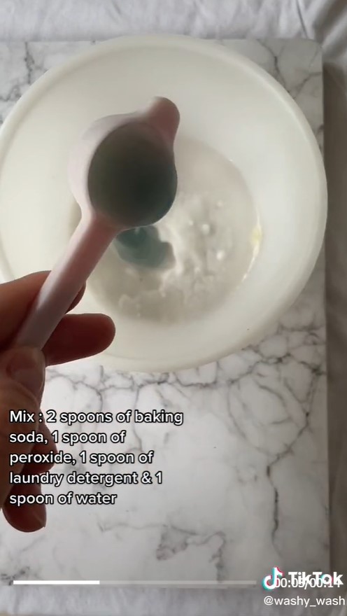 Цей лайфхак допоможе вивести жовті плями поту з одягу "на раз, два, три"