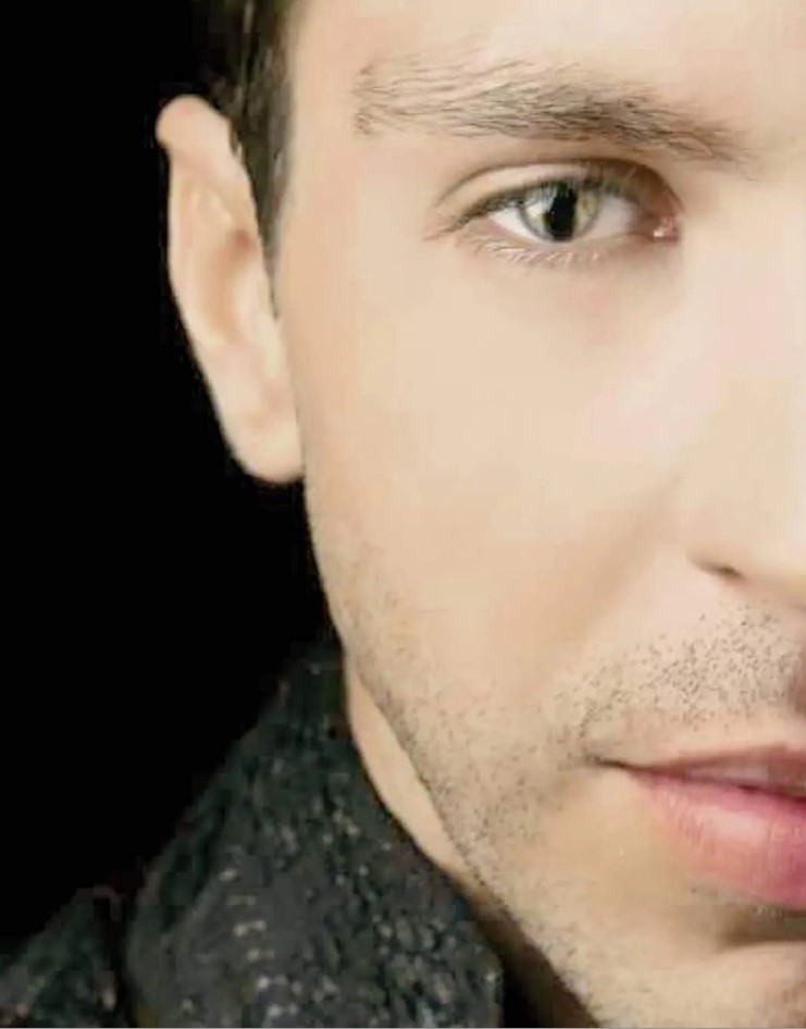 Вот как выглядят люди с генетическим дефектом глаз, который делает взгляд "змеиным"