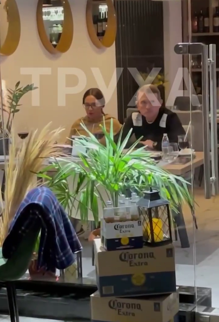 Медведчук и Марченко "засветились" в кафе Ялты, укрывшись за вазоном и мексиканским пивом