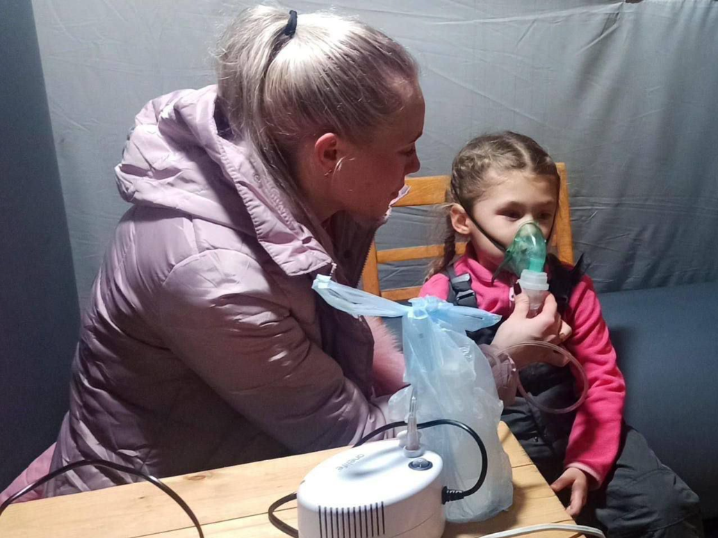 Кулеба показал, как в "пункте несокрушимости" помогли девочке: Вот с кем воюют российские террористы