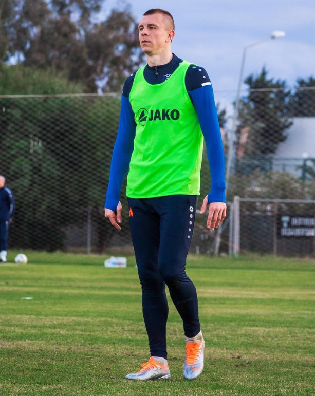 Український футболіст у Туреччині зняв і викинув у смітник російський прапор (відео)