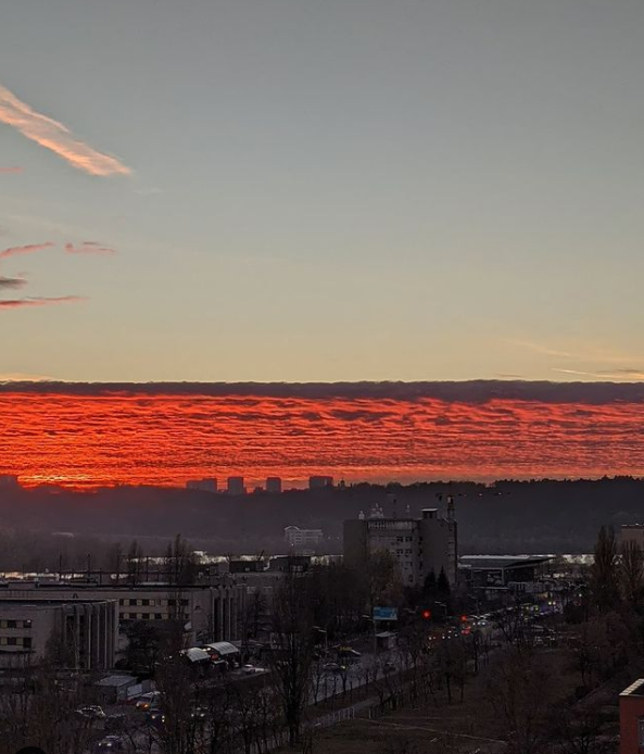 Над Киевом "пылало" небо: смотрите невероятные фото огненного заката