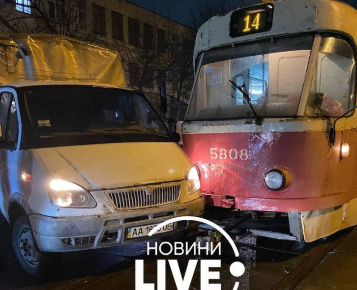 У Києві вантажний мікроавтобус врізався в трамвай з пасажирами (фото)