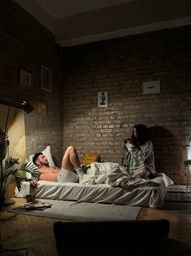 Разрыв отношений и очищение от прошлого. Настя Каменских и Ostrovskyi объясняют символизм клипа "Гріхи"