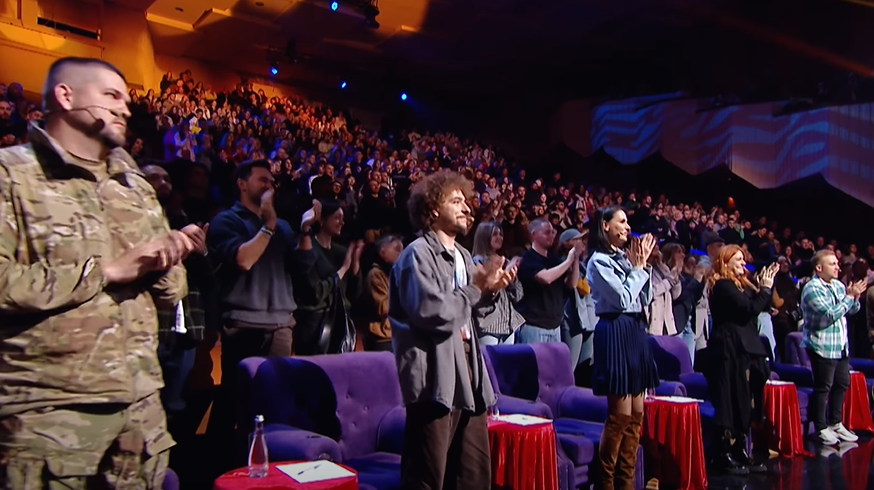 Зустрічали стоячи та з оплесками. Після повернення на "Лігу сміху" Віктор Розовий довів глядачів до сліз (відео)