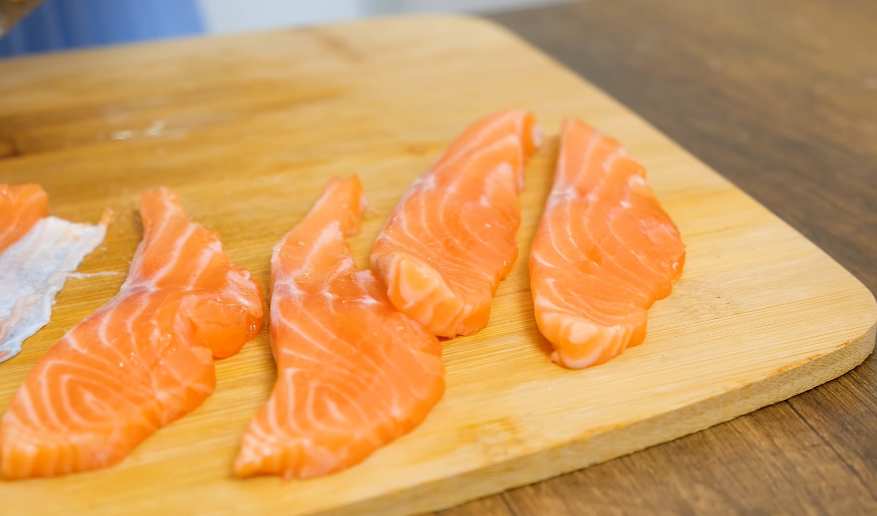 Солим красную рыбу, которая будет готова уже через час: очень простой способ