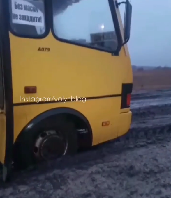 На Волыни автобус застрял в трясине, в которую превратилась дорога: люди 4 км шли по "багнюке"