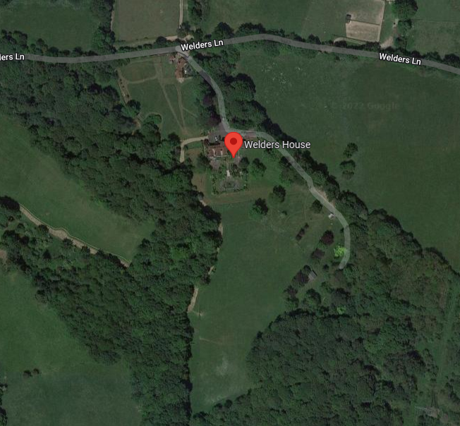 Украинские беженцы смогут жить в доме Оззи Осборна: вот как выглядит этот особняк за 6 млн евро