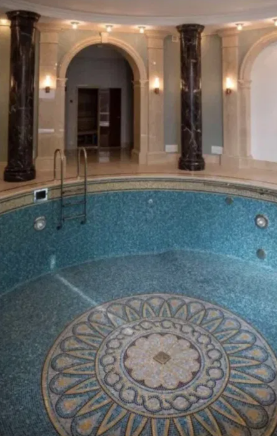 Кімната для прислуги, басейн і кінозал: у Києві продають будинок-палац за сотні мільйонів (фото)