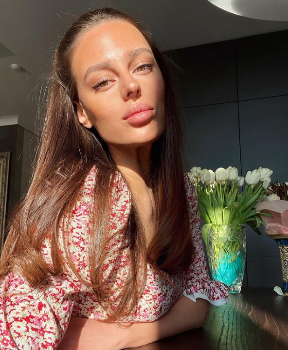 Молода захисниця рятує життя на фронті і підкорює красою мережу: фото "української Лари Крофт"