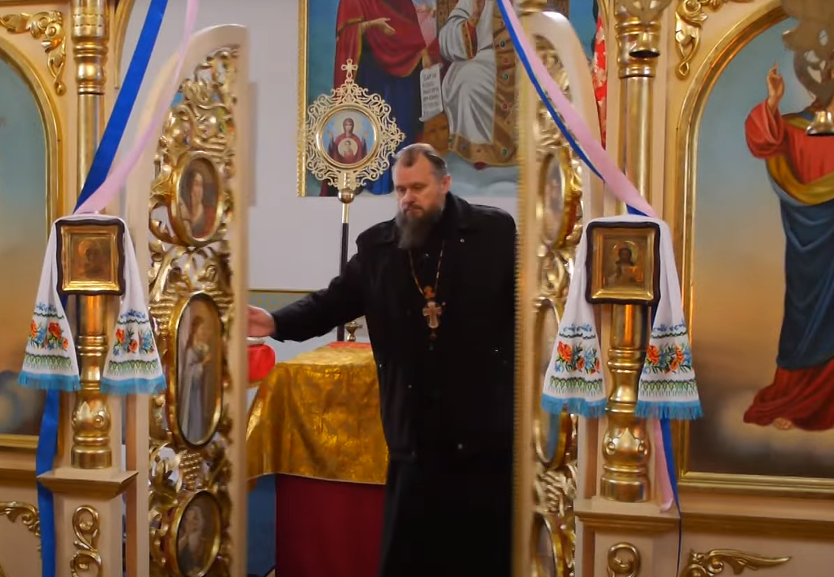 Мати благала на колінах: священник УПЦ МП не дав відспівати загиблого бійця ЗСУ (відео)