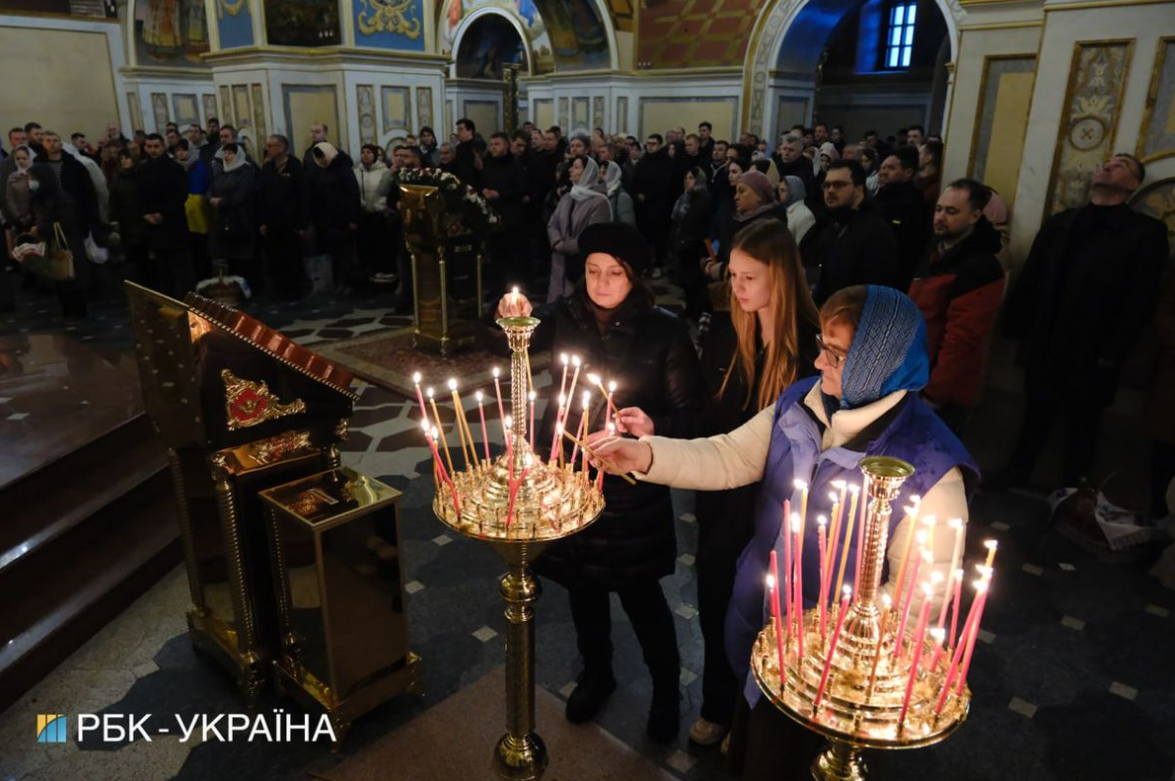 Як у Київській лаврі ПЦУ та УПЦ МП провели Великодні служби (відео і фото)