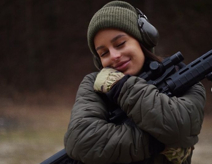Молода захисниця рятує життя на фронті і підкорює красою мережу: фото "української Лари Крофт"