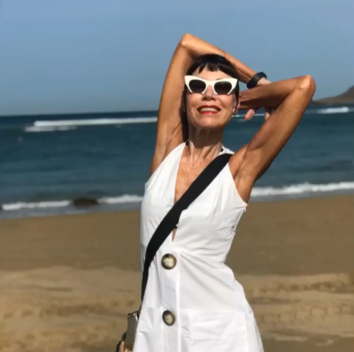 74-річна жінка каже, що не старіє, хоч щовечора випиває пляшку вина: як виглядає красуня