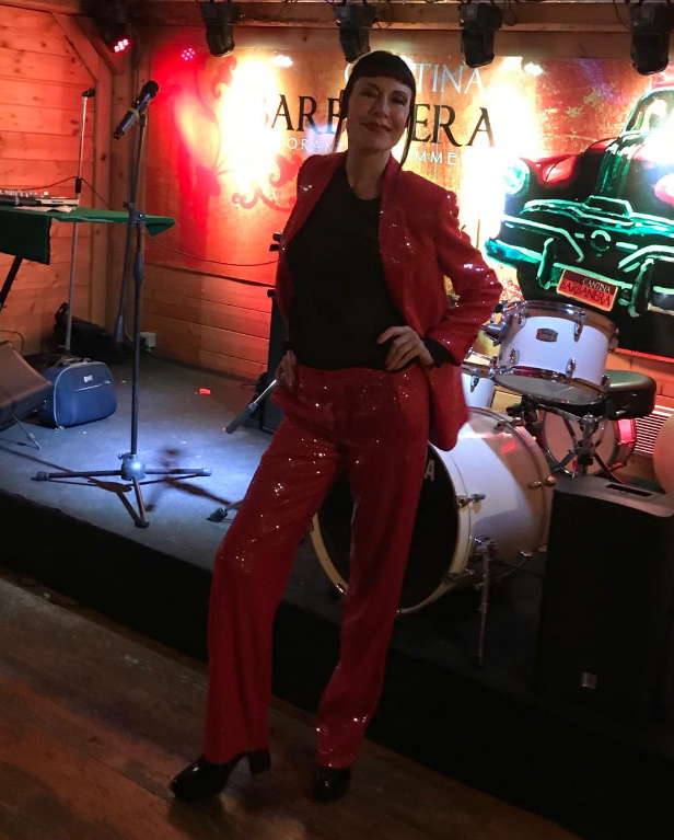 74-річна жінка каже, що не старіє, хоч щовечора випиває пляшку вина: як виглядає красуня