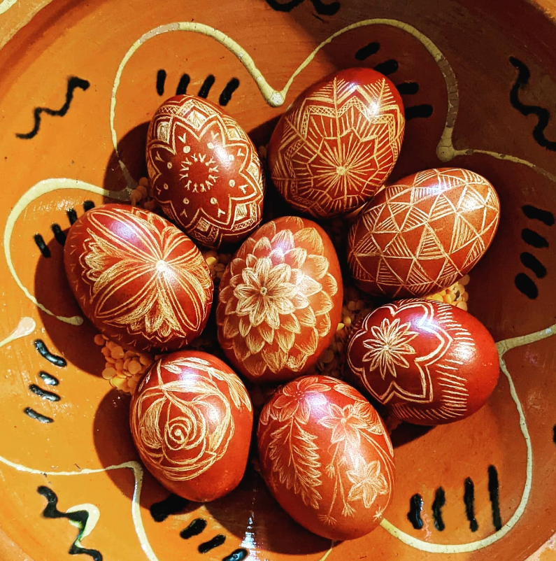 Крашанки, писанки, крапанки і дряпанки. Дивіться, як українці здавна прикрашають яйця на Великдень