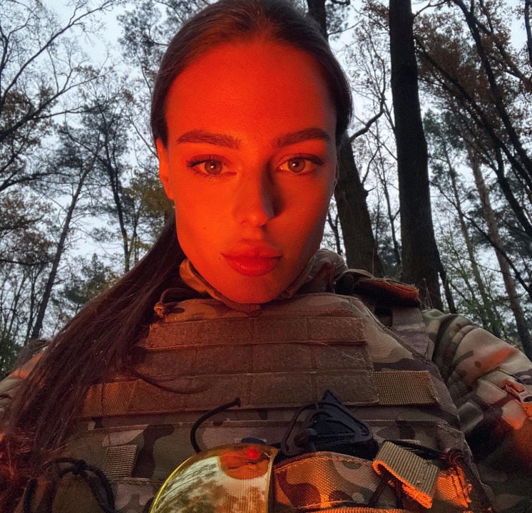Молода захисниця рятує життя на фронті і підкорює красою мережу: фото "української Лари Крофт"