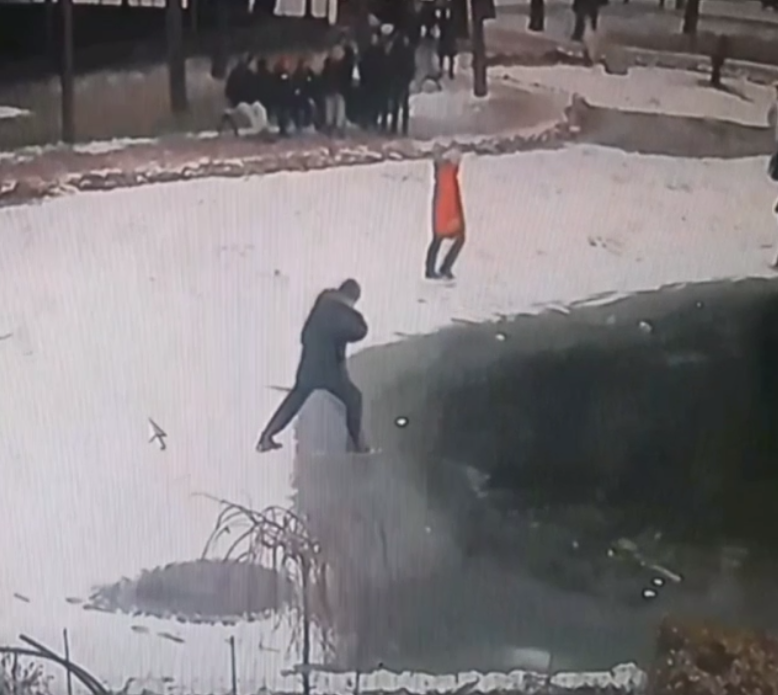 В Мелитополе школьницы по очереди испытывали лед на прочность и проваливались (видео)