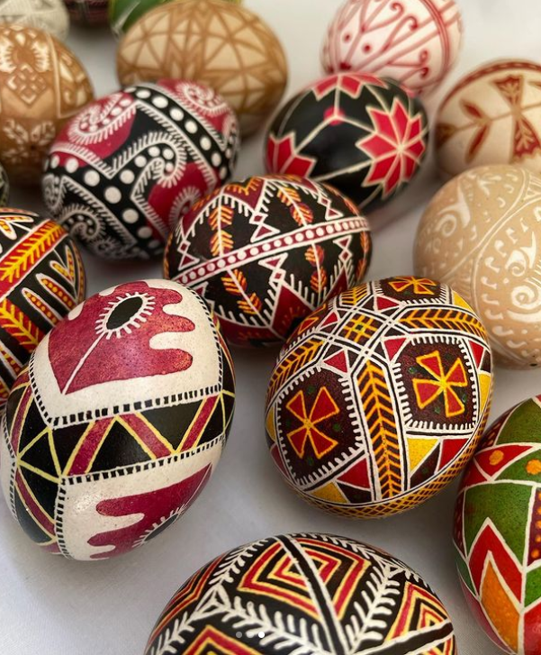 Крашанки, писанки, крапанки і дряпанки. Дивіться, як українці здавна прикрашають яйця на Великдень