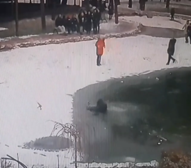 В Мелитополе школьницы по очереди испытывали лед на прочность и проваливались (видео)