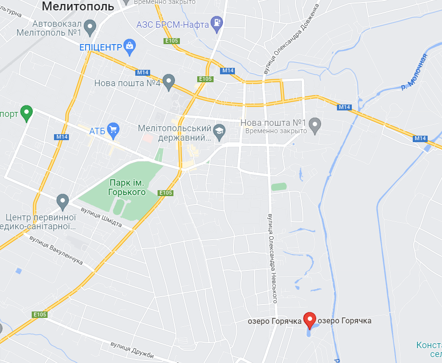 В Мелитополе рашисты решили открыть купальный сезон на "озере смерти": сгоняют туда детей