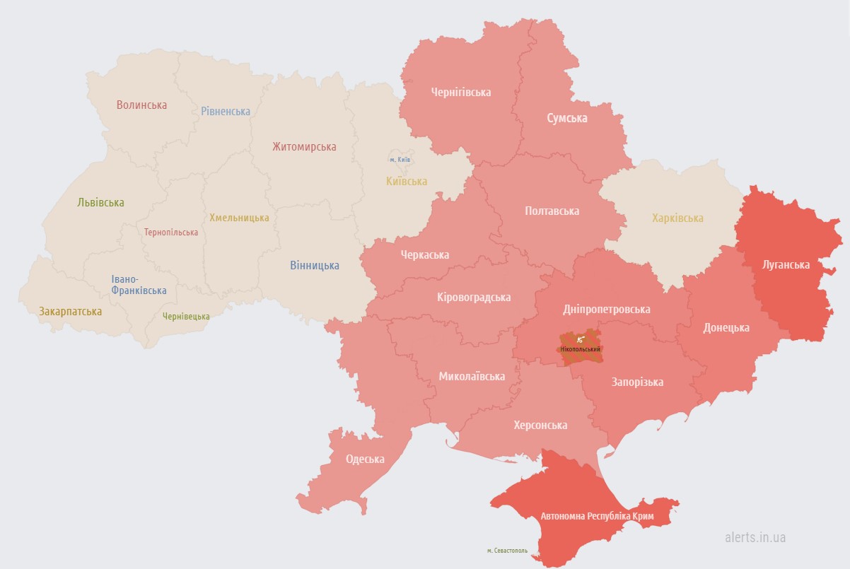 У ряді регіонів пролунали вибухи, на заході та півдні України оголошено повітряну тривогу