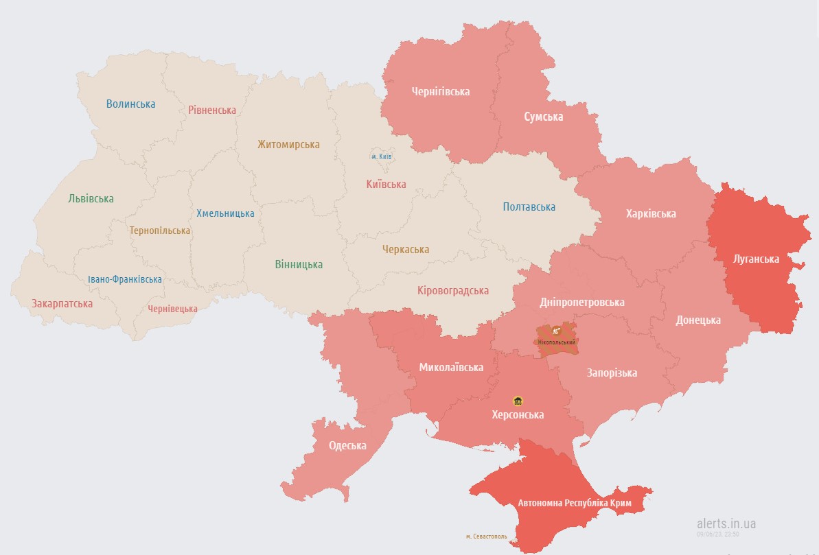 У низці регіонів оголосили повітряну тривогу, повідомляють про загрозу дронів-камікадзе