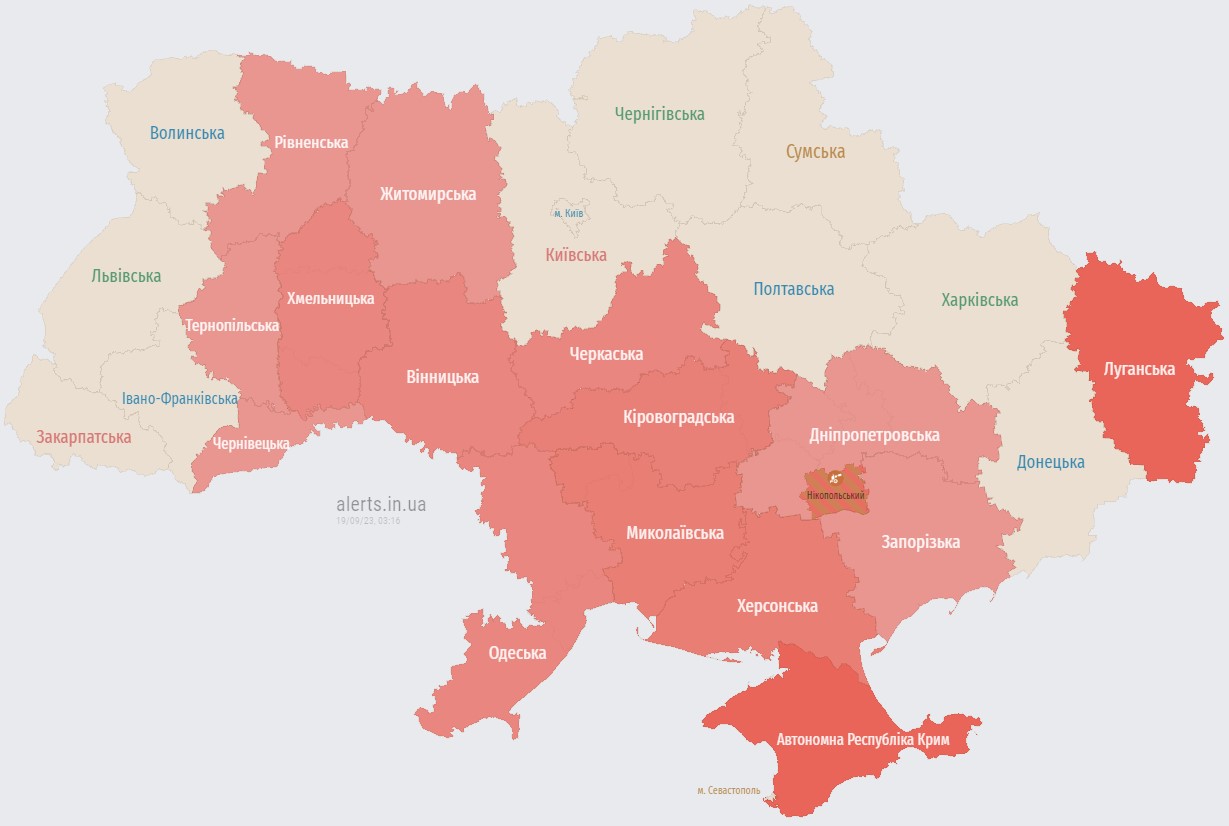 У низці областей України оголосили повітряну тривогу, летять кілька груп "Шахедів"