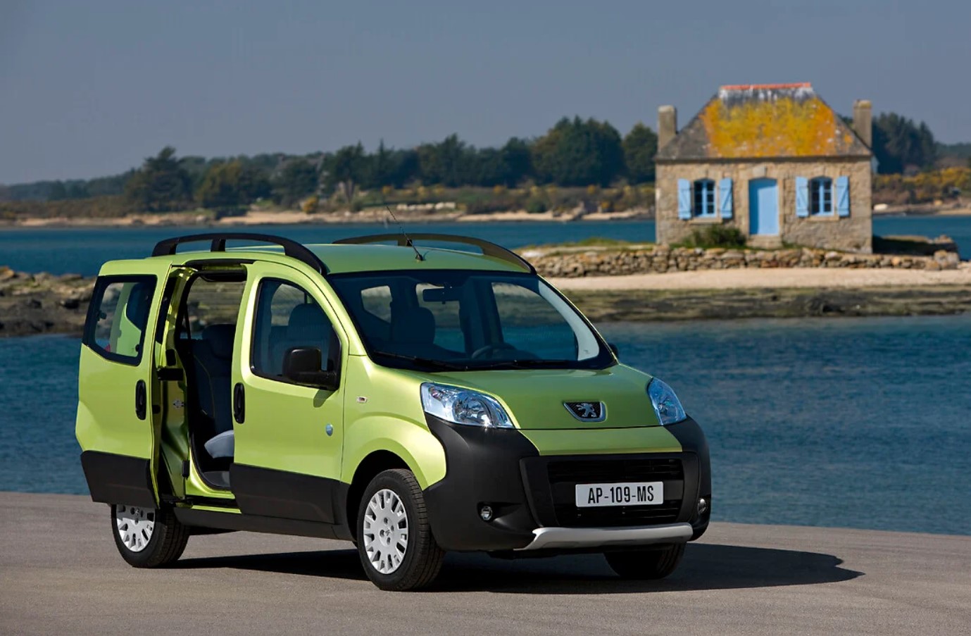 Для бізнесу та сім'ї: ТОП-5 легких комерційних фургонів на українському ринку