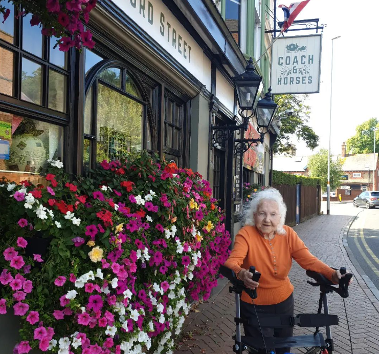 95-летняя блогерша организовала сбор для ВСУ. Невероятная бабушка идет в благотворительный поход