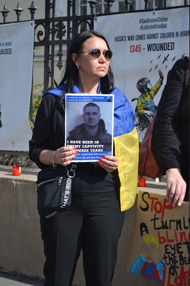 "Не маємо права мовчати": на мітингу в Бухаресті нагадали про жертв російського полону