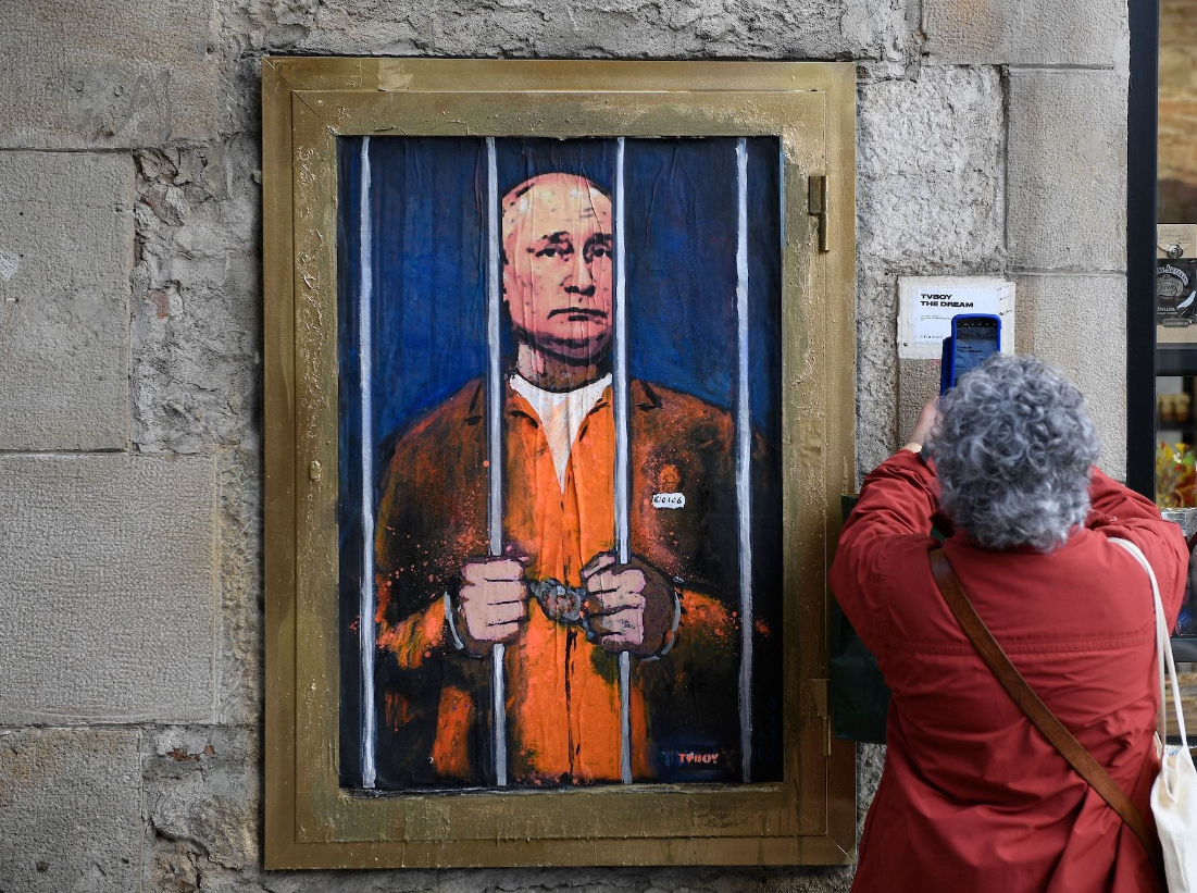 У Бучі та Ірпені з'явилися графіті італійського художника TvBoy, який "посадив" Путіна