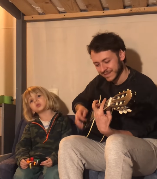 Чотирирічний Лео з Ірпеня виконав хіт "Фортеця Бахмут": зворушливе відео